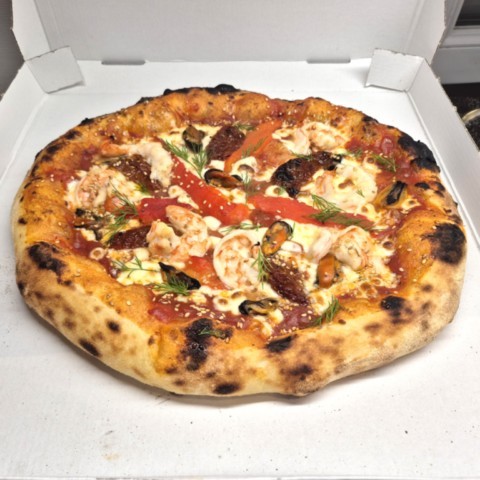 Pizza fruits de mer sauce tomate avec crevettes moules mozzarella tomates séchées poivrons champignons aneth