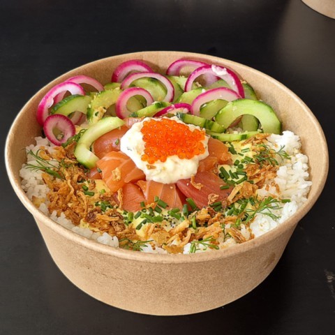 Crousty Crevettes Crunch bowl avec riz façon sushi, crevettes grillées, concombre, poivron rouge, sauce yaourt citron vert et croustillant signature