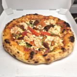 Pizza fruits de mer sauce tomate avec crevettes moules mozzarella tomates séchées poivrons champignons aneth