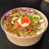 Crousty Crevettes Crunch bowl avec riz façon sushi, crevettes grillées, concombre, poivron rouge, sauce yaourt citron vert et croustillant signature