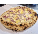 Pizza raclette base crème avec lardons d’agneau fumés maison pommes de terre oignons rouges persil frais