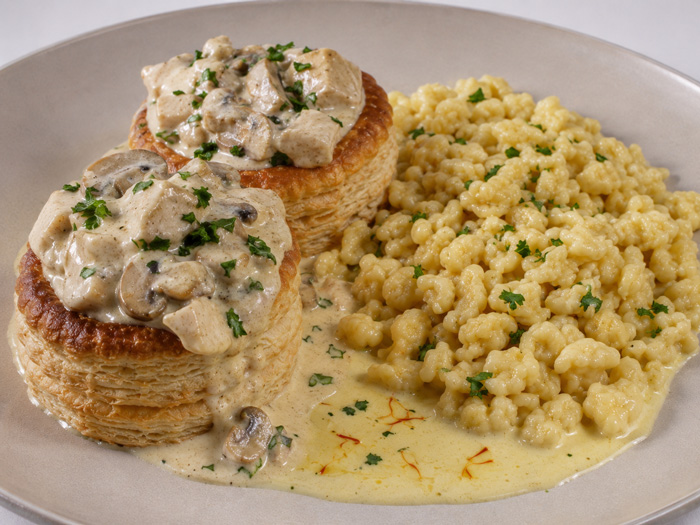 Bouchée à la reine au veau et aux champignons avec Spätzle maison