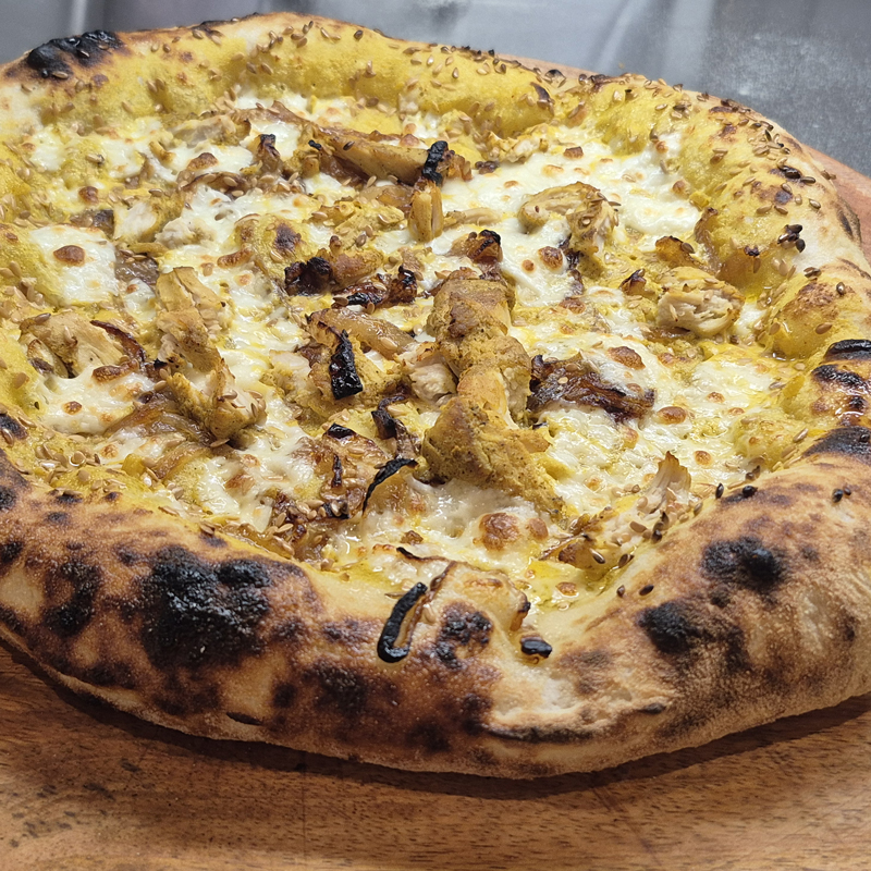 Pizza napolitaine au poulet rôti et curry préparée par Miamza