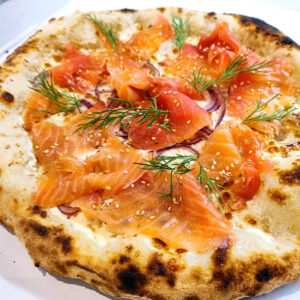 Pizza Saumon Signature au saumon fumé maison, citron et oignons rouges