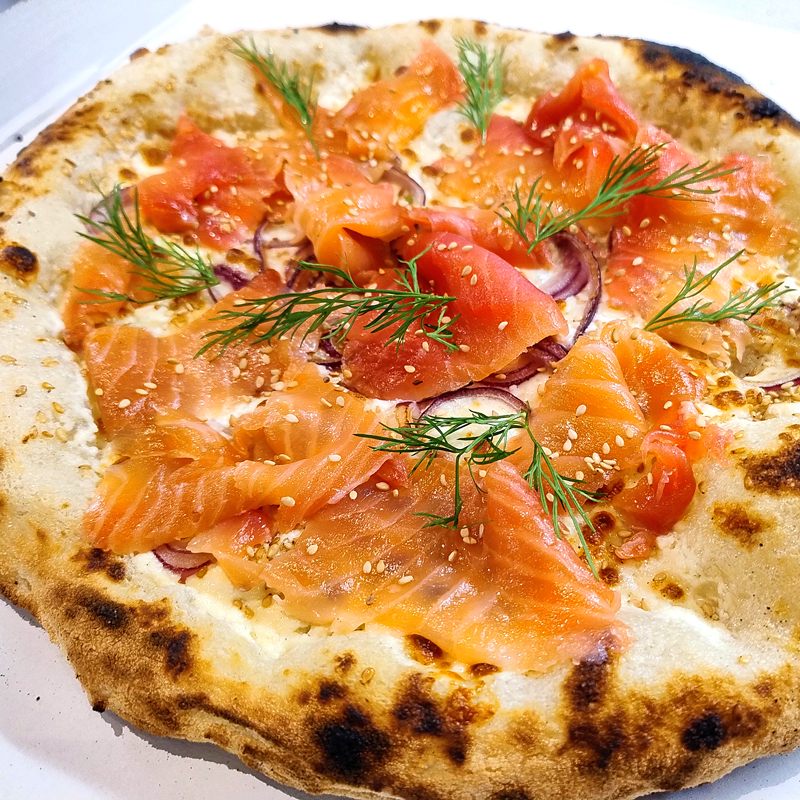 Pizza Saumon Signature au saumon fumé maison, citron et oignons rouges