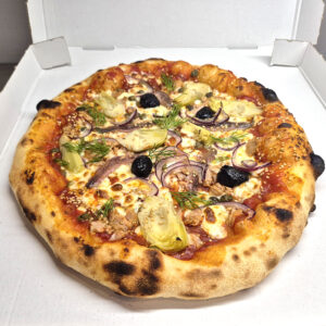 Pizza Soleil Noir au thon, anchois, câpres, artichauts et olives noires