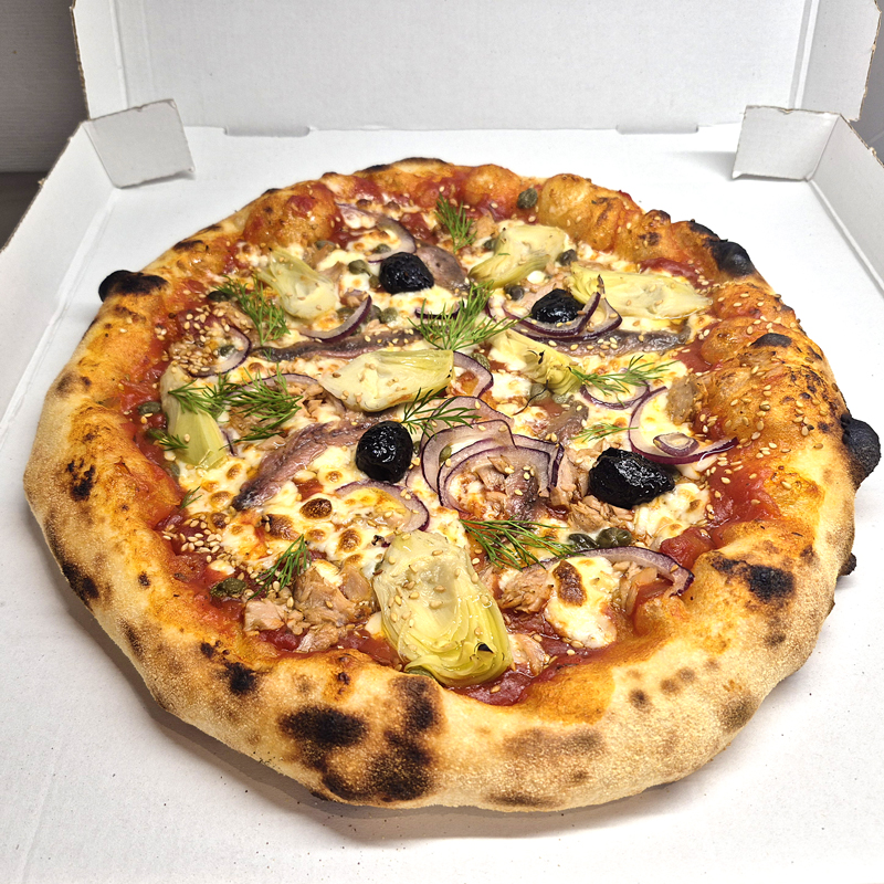 Pizza Soleil Noir au thon, anchois, câpres, artichauts et olives noires