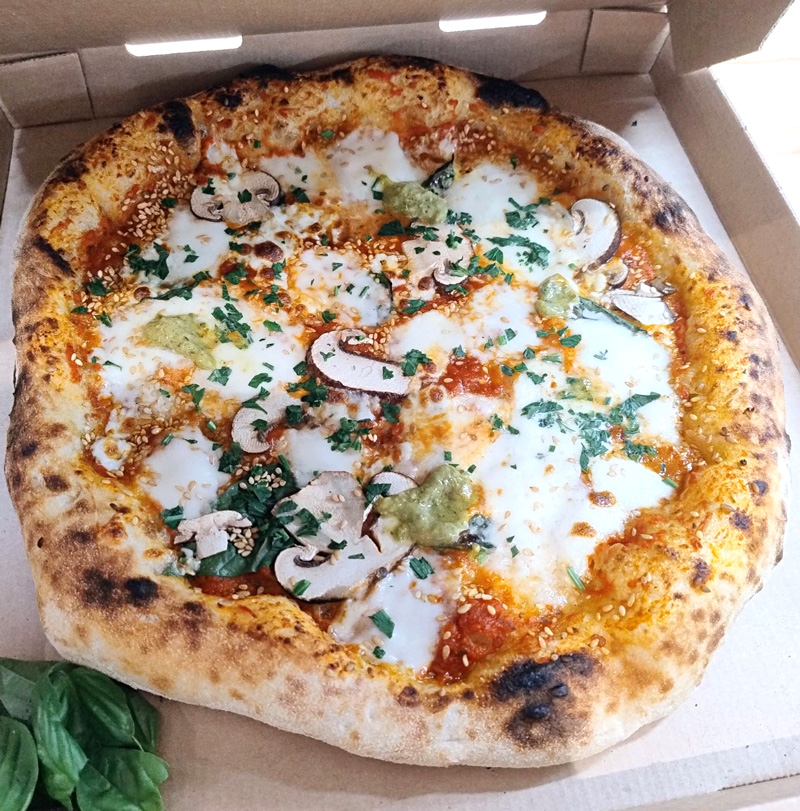 Pizza Margherita Buffala à la mozzarella di bufala, champignons et basilic