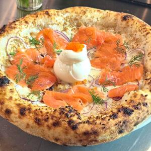 Pizza Nordique Ultime Miamza au saumon fumé maison, mini-burrata et œufs de truite, préparée à Lutterbach