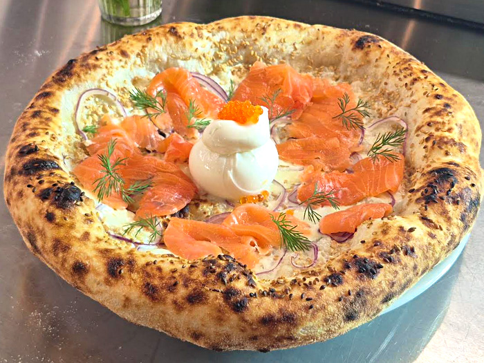 Pizza Nordique Ultime Miamza au saumon fumé maison, mini-burrata et œufs de truite, préparée à Lutterbach