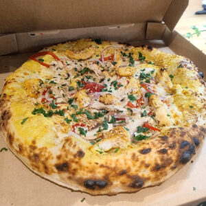 Pizza Soleil d’Épices au poulet rôti, curry, safran, poivron et champignons