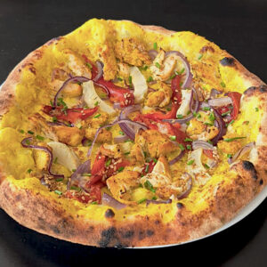 Pizza Soleil d’Épices au poulet rôti, curry, safran, poivron et champignons