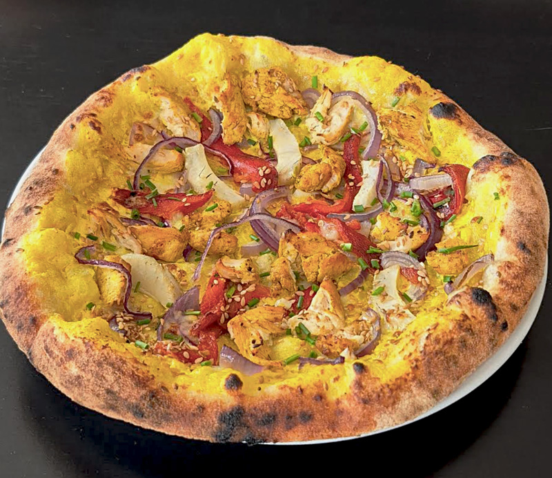 Pizza Soleil d’Épices au poulet rôti, curry, safran, poivron et champignons