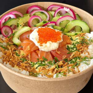 Le Crousty Nordique de Miamza au riz et saumon, avec oignons frits, radis, concombre et sauce blanche